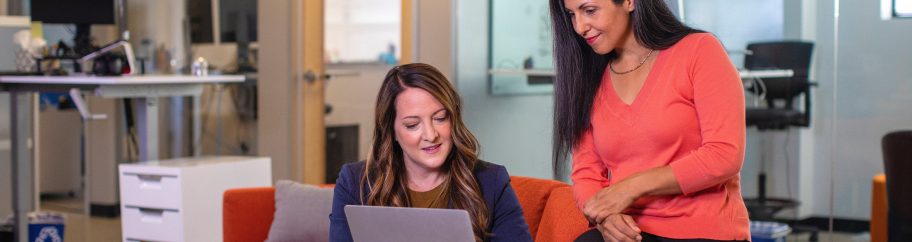 linkedin-sales-solutions-I9P9uJ_SFU0-unsplash Immagine di due signore sedute su una poltrona intente a guardare il Pc